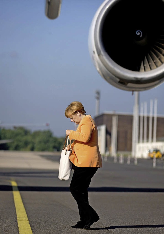 Die Kanzlerin vor dem Abflug nach Russland   | Foto: dpa