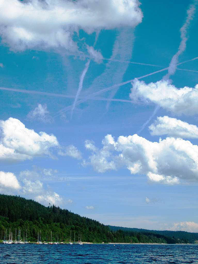 Angela Wassmer: Die Bilder sind whrend einer Segeltour auf dem Schluchsee entstanden. Bildunterschrift knnte sein "Aus der Reihe getanzt" - die NAtur (Die Wolken) durchbrechen die Geometrie der Kondesstreifen.