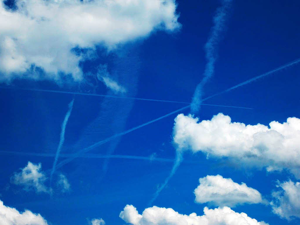 Angela Wassmer: Die Bilder sind whrend einer Segeltour auf dem Schluchsee entstanden. Bildunterschrift knnte sein "Aus der Reihe getanzt" - die NAtur (Die Wolken) durchbrechen die Geometrie der Kondesstreifen.