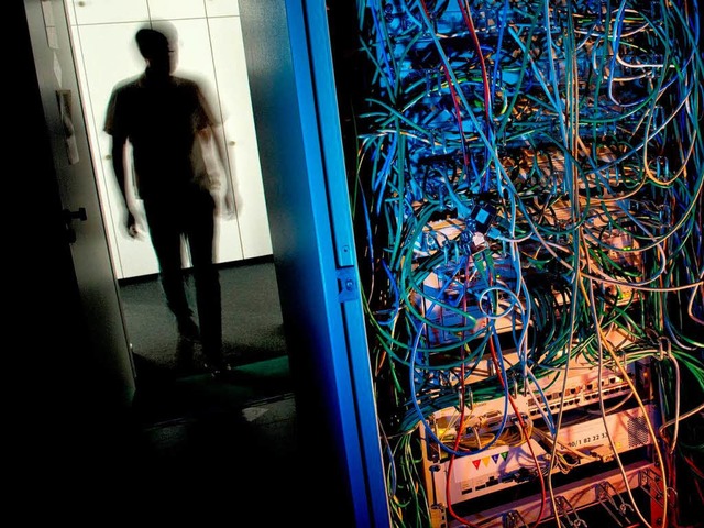 Serverschrank mit Netzwerkkabeln:Jederzeit durch die NSA zu knacken? 