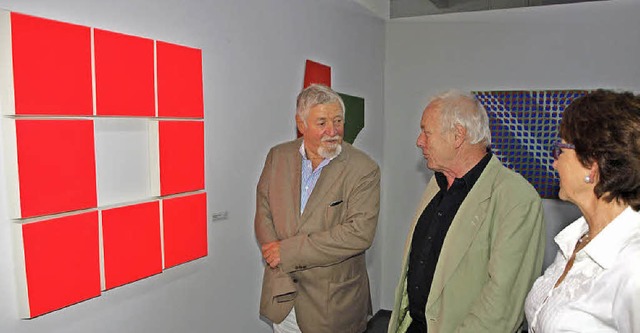 Dietmar Guderian, Ewald Schrade und Ma...hten des Werkes von Tatsushi Kawanabe.  | Foto: Michael haberer