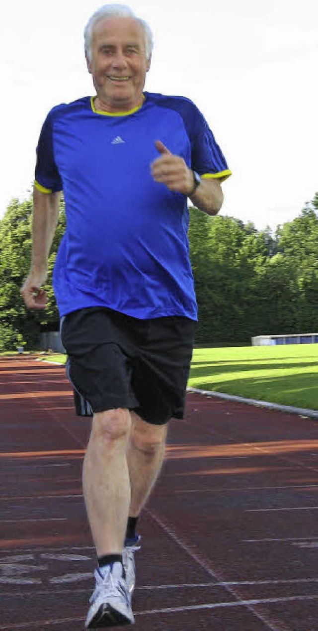 Klaus Stang  beim Training im Denzlinger Stadion   | Foto: Roman Kiener