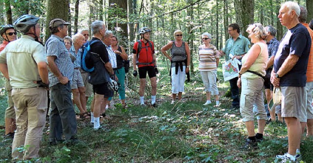 Frster Jrgen Schmidt (mit Karte) erklrt den Wald.  | Foto: Georg Voss
