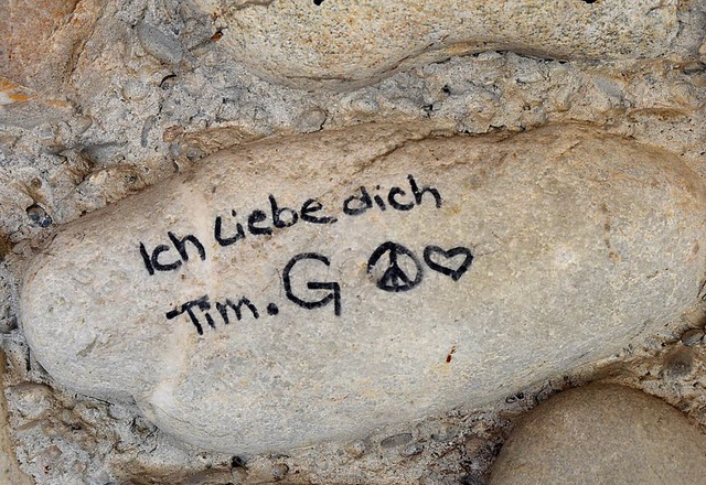 Die   auf  Fassadensteinen eingeritzte...lgebude in Laufen nicht berdauern.    | Foto: Babeck-Reinsch