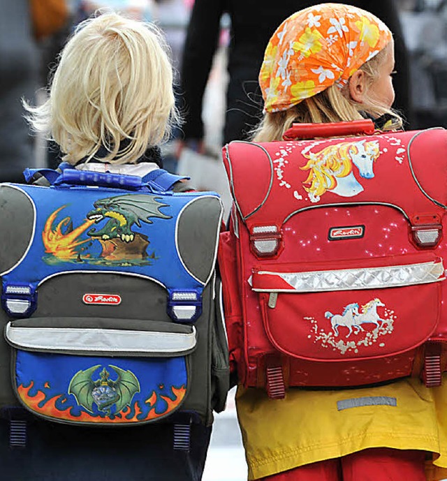 Auf zum Unterricht. Am Montag beginnt die Schule.  | Foto: Seeger/dpa