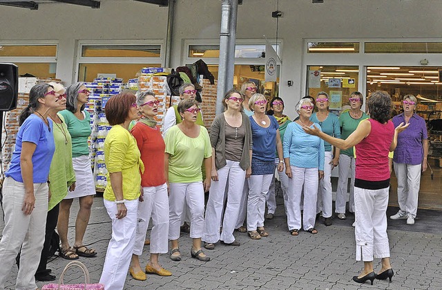 Der Damenchor &#8222;Miss Tones&#8220;...40. Geburtstag der Drogeriemarktkette.  | Foto: Kai Kricheldorff