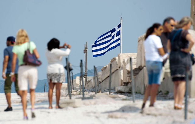 Touristen besuchen den  Parthenon in Athen.   | Foto: dpa