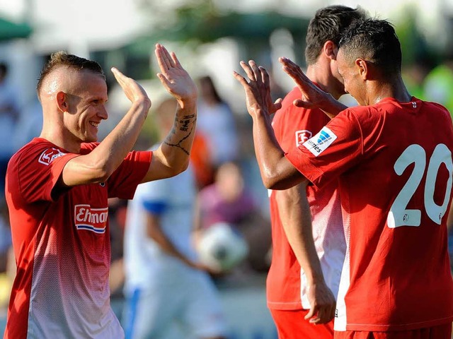 Glckwnsche fr Jonathan Schmid nach dessen Tor zum 2:0.  | Foto: Achim Keller