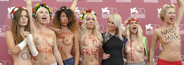 Regisseurin Kitty Green (angezogen) un...rstellung des Femen-Films in Venedig.   | Foto: dpa