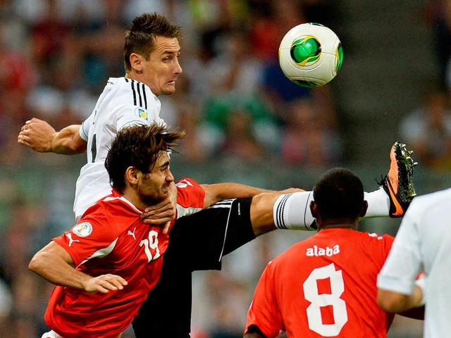 Miroslav Klose (weies Trikot), der si...men mit Gerd Mller Rekordtorschtze.   | Foto: AFp