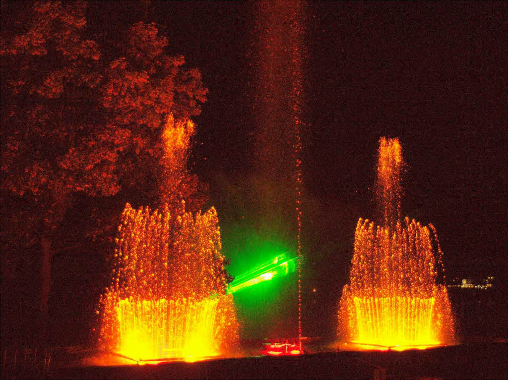 Bei der Aquatique Show am Titisee werden Bilder und Lasereffekte auf Wasserfontnen projiziert. <?ZP?>
