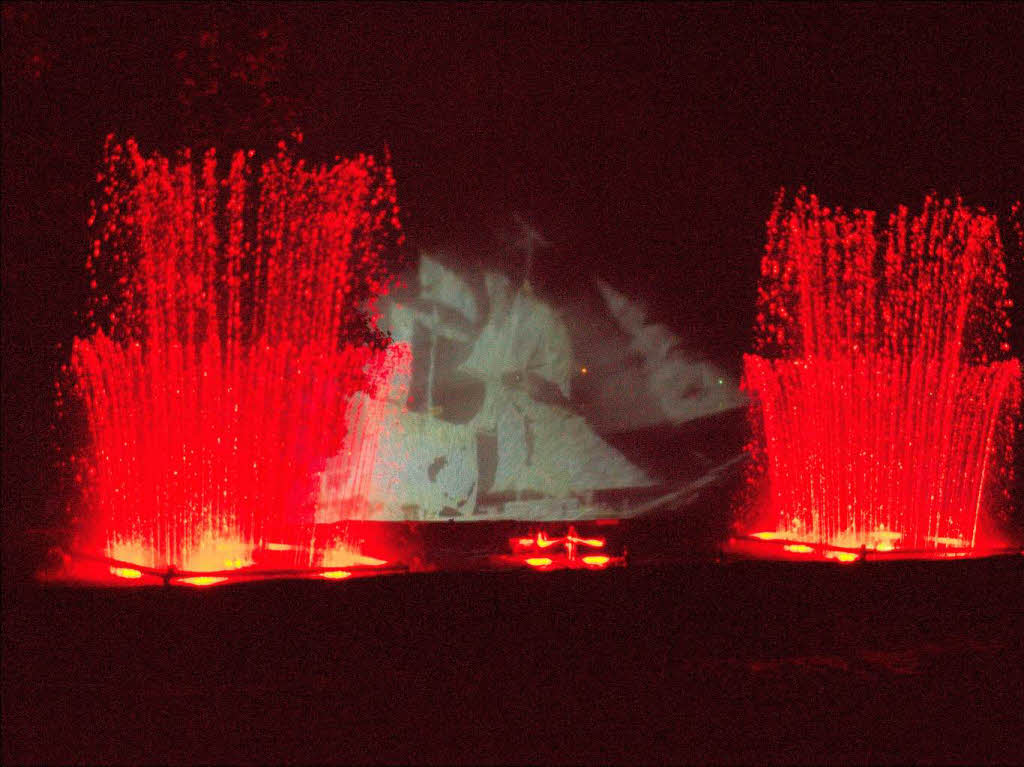 Bei der Aquatique Show am Titisee werden Bilder und Lasereffekte auf Wasserfontnen projiziert. <?ZP?>
