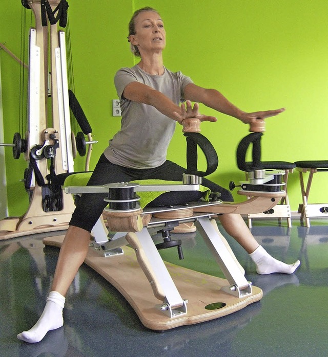 Instruktorin Bettina Gabler-Wolf am Gy...en Studio in der Vita Classica Therme.  | Foto: Susanne Mller
