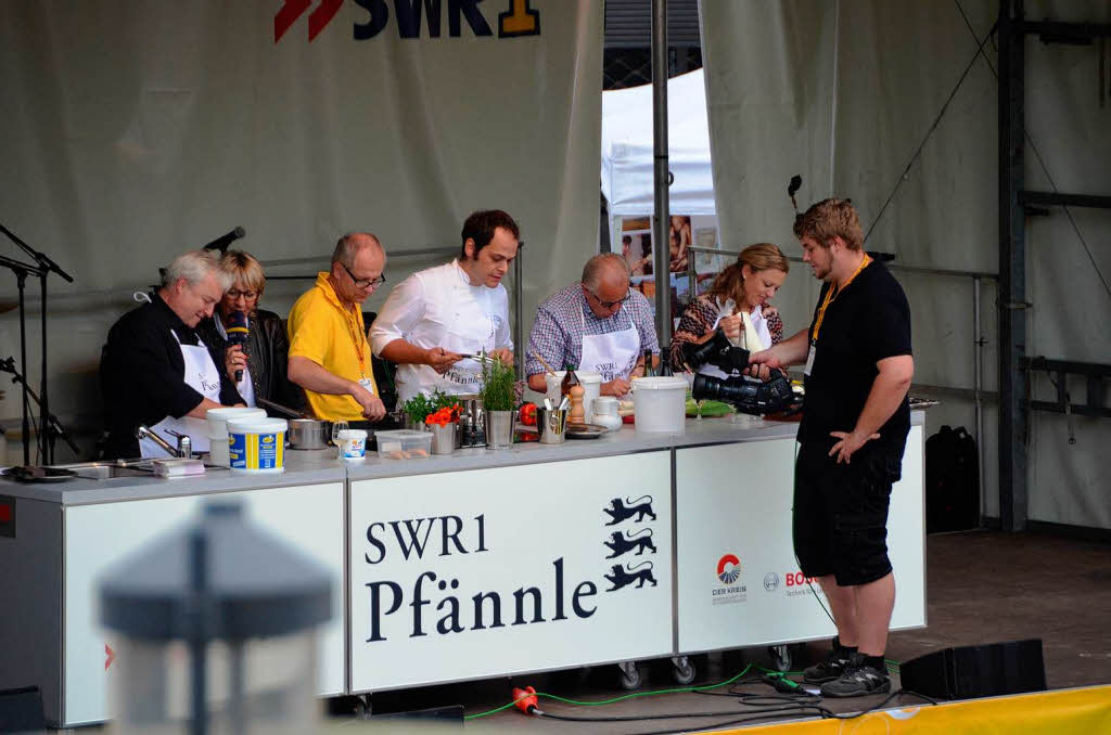 Prominenten-Kochen auf der Showbhne: Spitzenwinzer Joachim Hegner, Karl-Heinrich Kunz (Glottertler Kreuz), Gastronom Fritz Keller und Sommeliere Nathalie Lumpp (von links).