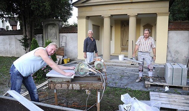 Mit viel Elan verlegen derzeit die Mit...Sthlinger Friedhof einen neuen Boden.  | Foto: Dietmar Noeske