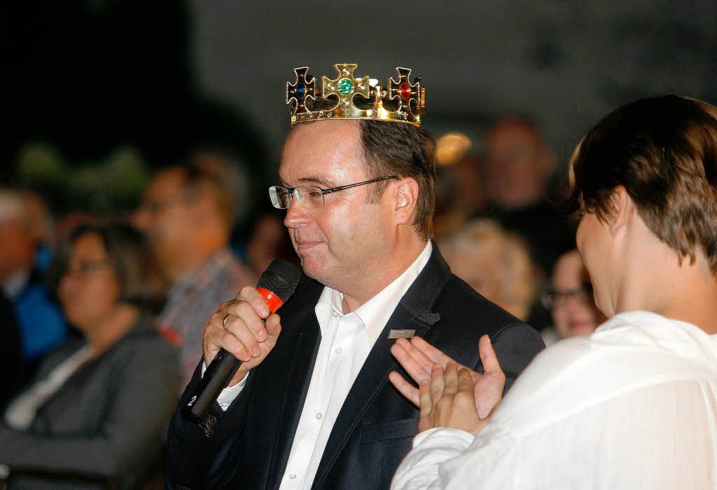 Brgermeister Thomas Schfer mit der Krone von Knig Richard