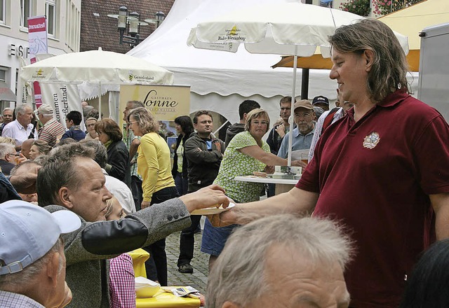 Martin Buhl verteilt Brothppchen mit Ziegenksedipp.  | Foto: Friederike Marx-Kohlstdt