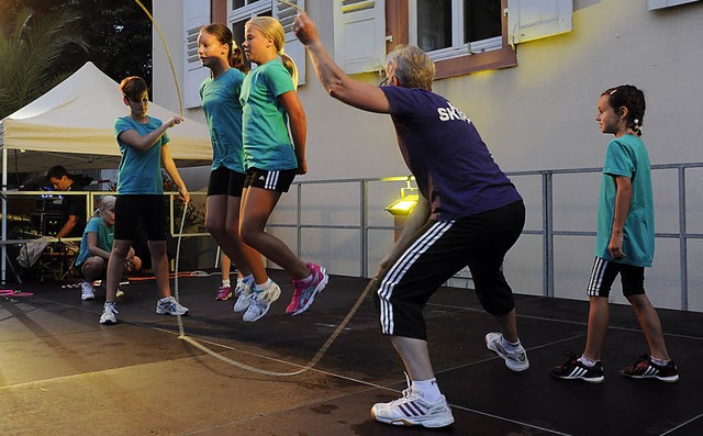 Die Rope-Skipping-Gruppe der Alemannia-Tanzsportabteilung bei ihrem qauftritt  | Foto: Volker Mnch