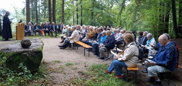 ber 150 Menschen nahmen am Einsegnung... und den Glauben an die Auferstehung.   | Foto: Silke Hartenstein