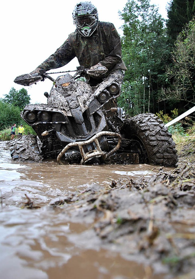 In Matsch und Schlamm waren die Offroa... war auch schrauben angesagt (links).   | Foto: Ralph  Fautz