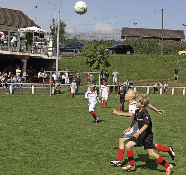 Um jeden Ball wurde gekmpft im Finale...of (wei) und dem FC08 Bad Sckingen.   | Foto: Jrn kerckhoff