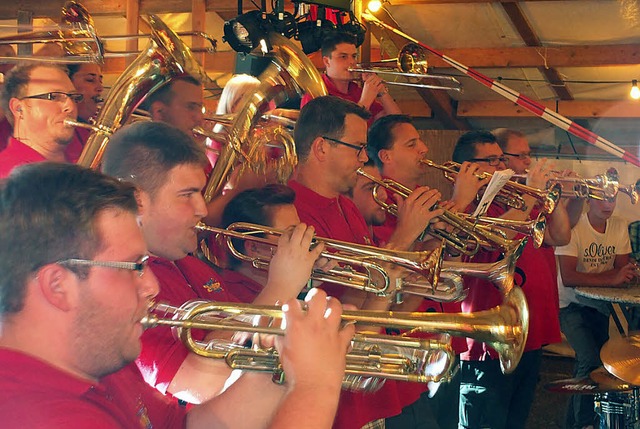 Ob die Guggenmusiker von  Summer Proje...Stimmung beim Hrnlefest in Wallbach.   | Foto: JOHANNES WASMER