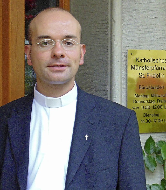 Vikar Dominik Rimmele vor dem Mnsterfarramt.   | Foto: Gottstein
