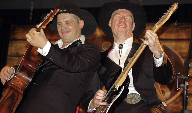 Mitreiende Countrymusik boten die Dix...ert Dengler an der Pedal Steel Guitar.  | Foto: Hildegard Siebold