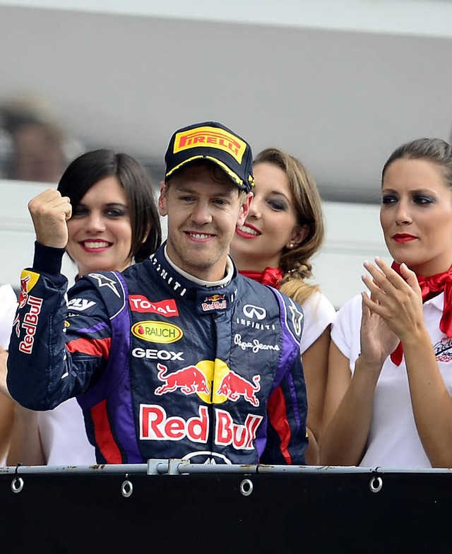 Hahn im Korb: Sebastian Vettel bei der Siegerehrung   | Foto: afp