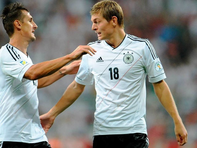Miro Klose und Toni Kroos (von links) ...beim Sieg der DFB-Elf ber sterreich.  | Foto: dpa
