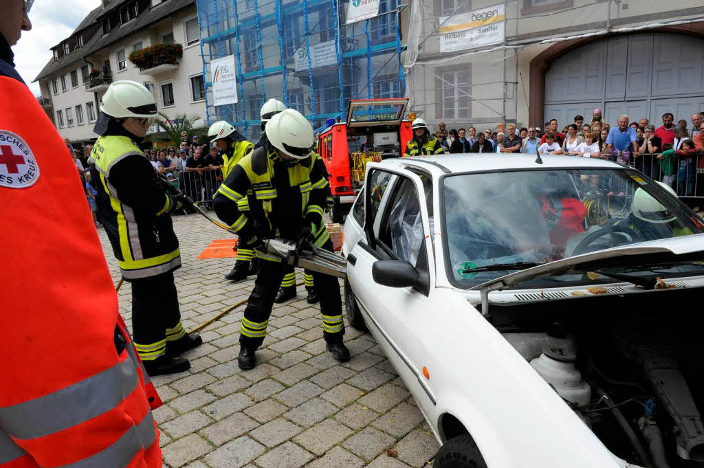 Die Zusammenarbeit bei einem Verkehrs demonstrieren das Mllheimer Polizeirevier, die Feuerwehr und der DRK-Rettungsdienst.
