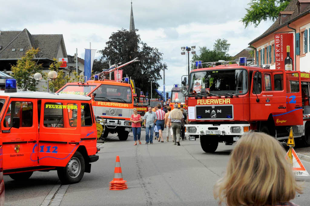 Alle Hilfsorganisationen wie hier die Feuerwehr Mllheim zeigen ihren Fahrzeugpark und ihre Ausrstung.