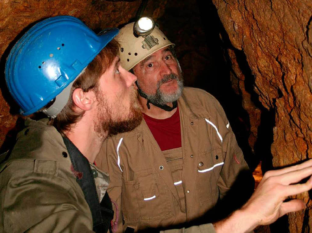 Harald Fuchs (rechts) erlutert die Spuren der Bergleute an den Stollenwnden: Schlgel  und Eisen der Bergleute.