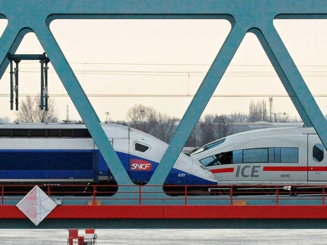 Ein TGV und ein ICE begegnen sich auf der Neuen Rheinbrcke in Kehl.  | Foto: dpa