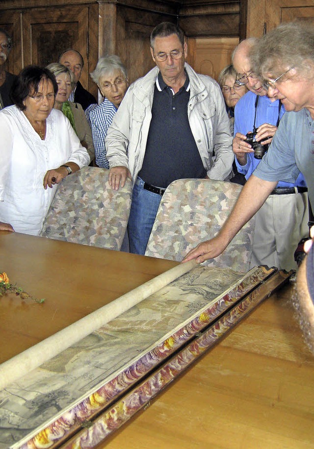 Archivar Edmund Weeger entrollte einen... Ebringen auf Holzkartusche von 1735.   | Foto: Eva Opitz