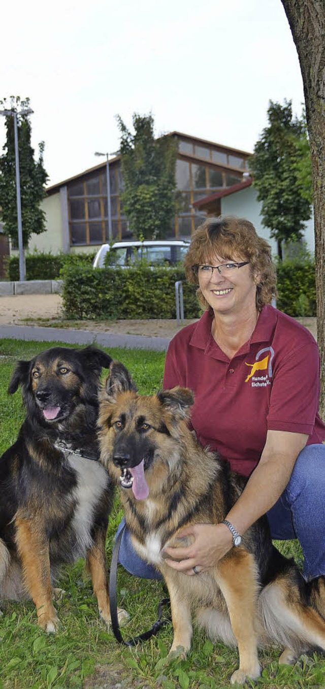 Neue Hundetrainerin ist auch Isolde Me... (51),  hier mit ihren beiden Hunden.   | Foto: sarah schneider