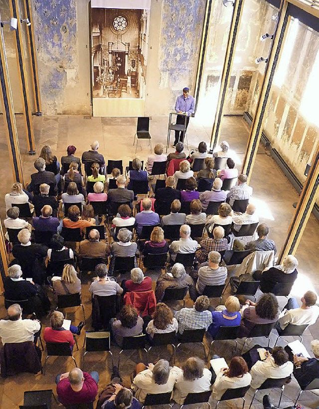 Zuhrer hren einen Vortrag in der ehemaligen Synagoge.  | Foto: Privat