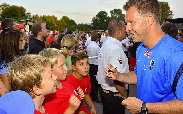 Der einstige Emmendinger Spieler und j...ler wurde von Jugendspielern umringt.  | Foto: Dieter Erggelet