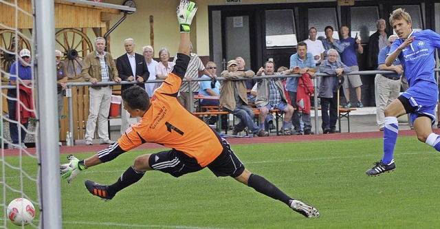 Neuer Torjger: Tobias Gutscher (recht...hie es 4:0 fr die Hochschwarzwlder.  | Foto: bERND Seger