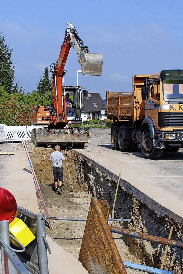 Tiefe Grben werden in Ringsheim fr den Ausbau des Fernwrmenetzes gezogen.  | Foto: Adelbert Mutz