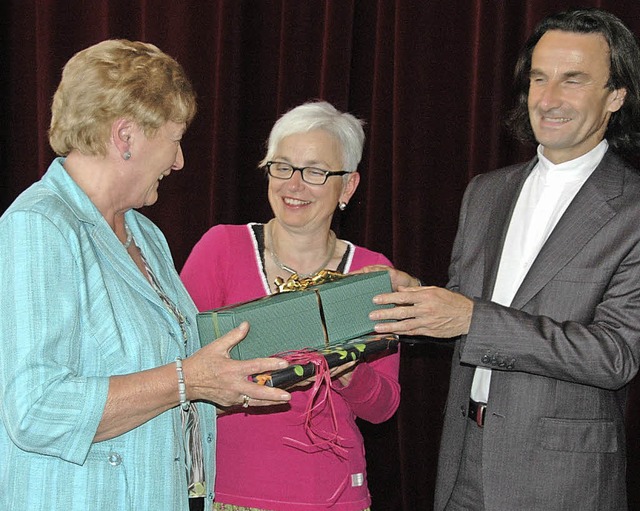 Intendantin Barbara Mundel und Direkto...terin der Theaterbesuchergemeinschaft.  | Foto: Horst Donner