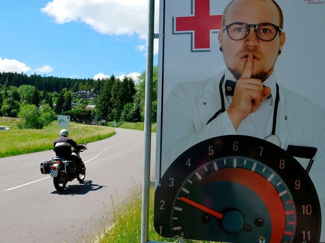 Am Ortsausgang von St. Blasien weisen Schilder auf das Motorradlrmproblem hin.  | Foto: Sebastian Barthmes