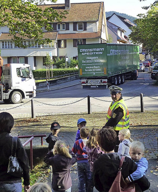 Polizeibeamte mit Erstklsslern an rtlichen Gefahrenstellen.   | Foto: ZVG