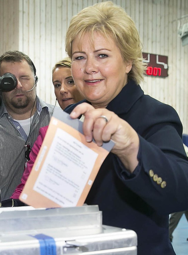 Die designierte Regierungschefin Erna Solberg bei der Stimmabgabe in Bergen   | Foto: AFP
