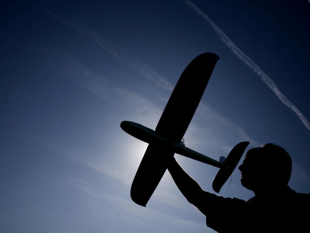 Ein Modellflugzeug als Trger eines Sp...der rechtsextremen Szene. (Symbolbild)  | Foto: dpa