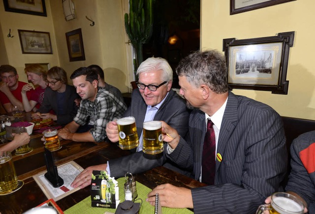 Politik in der Kneipe: Frank-Walter Steinmeier und Gernot Erler prosten sich zu.  | Foto: Ingo Schneider