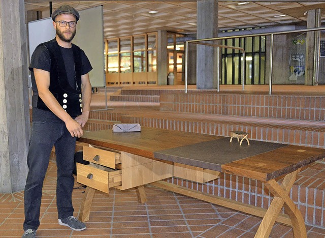 Schreibtisch mit Altholz: Janaka Siedel stellt sein Prfungsprojekt vor.  | Foto: Julia Juran