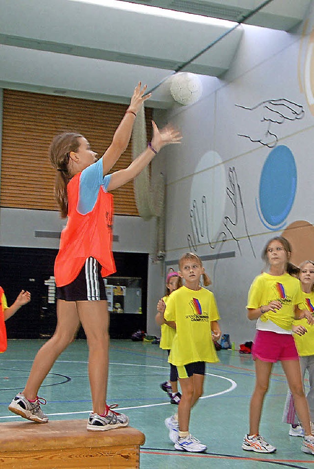 Ob beim Handball (links) oder Volleyba...sagt beim Sommercamp des Turnvereins.   | Foto: Helena Kiefer