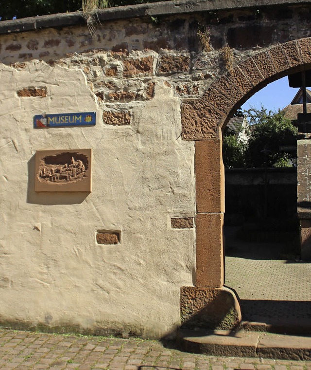 Das Relief in der Stadtmauer beim ehemaligen Gefngnis.  | Foto: Eri