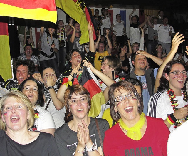 Ausgelassene Stimmung im afrikanischen... Fans durften gleich vier Mal jubeln.   | Foto: Archiv-Foto: Tina Httich